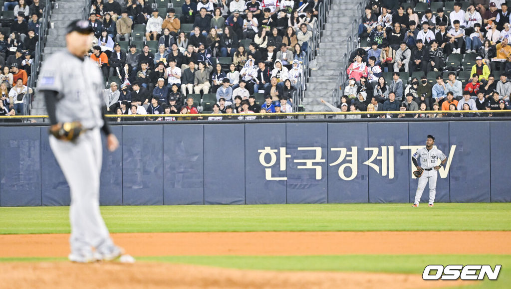 11일 오후 서울 잠실구장에서 열린 ‘2024 신한 SOL BANK KBO리그’ 두산 베어스와 한화 이글스의 경기가 진행됐다.이날 두산은 브랜든을, 한화는 류현진을 선발투수로 내세웠다. 6회말 1사 두산 허경민의 외야뜬공때 포구 실책한 한화 페라자 우익수가 아쉬워하고 있다. 2024.04.11 / soul1014@osen.co.kr