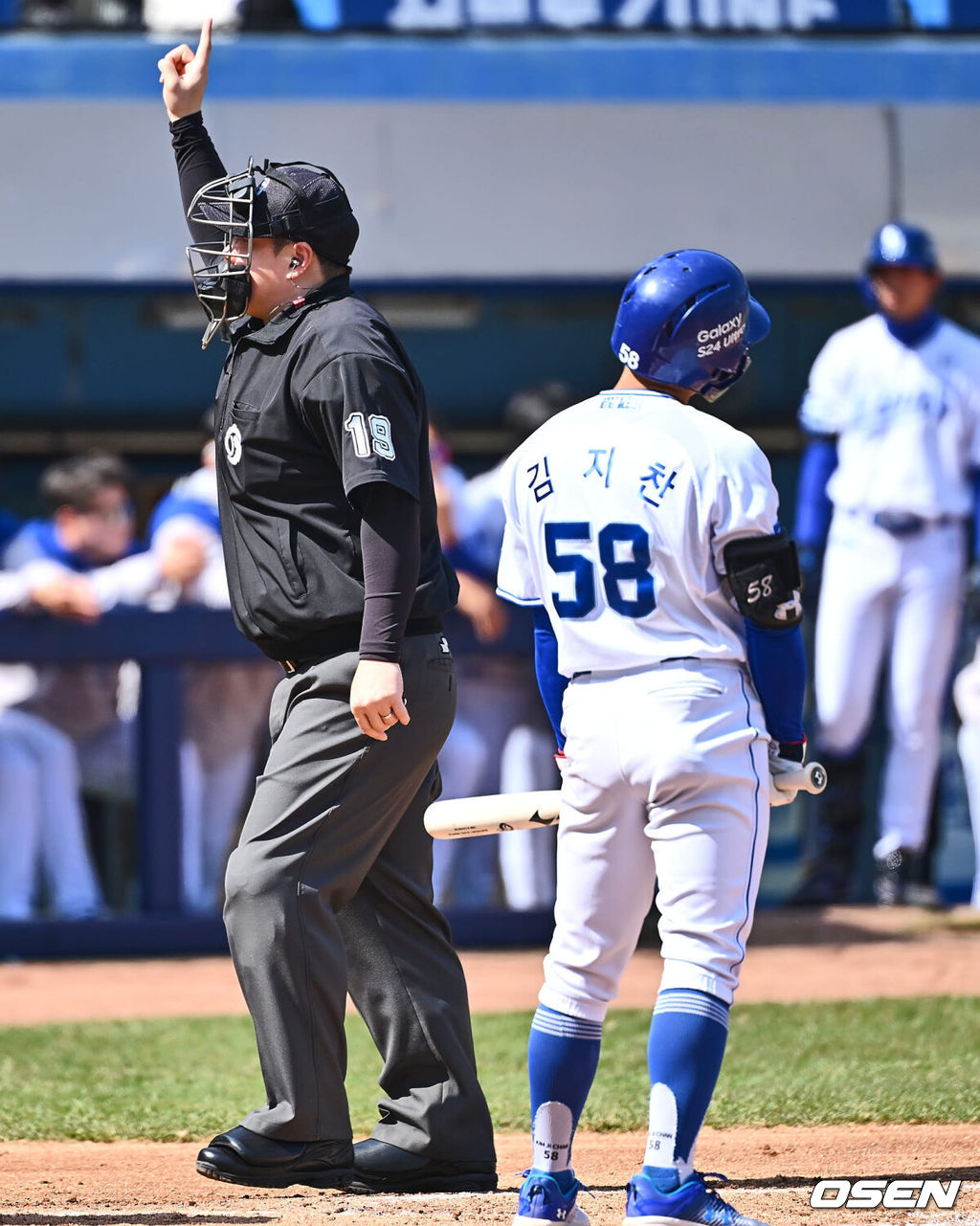 15일 대구 삼성라이온즈파크에서 2024 신한 SOL 뱅크 KBO 리그 삼성 라이온즈와 롯데 자이언츠의 시범경기가 열렸다. 황인권 주심이 3회말 삼성 라이온즈 김지찬에게 피치클락 위반으로 경고를 주고 있다. 2024.03.15 / foto0307@osen.co.kr