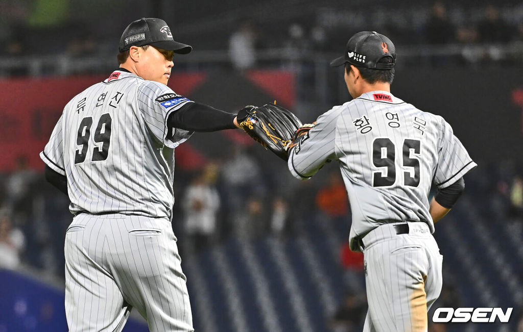 17일 창원 NC파크에서 2024 신한 SOL 뱅크 KBO 리그 NC 다이노스와 한화 이글스의 경기가 열렸다. 2연패에 빠진 NC는 토종 에이스 신민혁이 마운드에 오르고 한화는 전날 3연패를 탈출하며 류현진에 쏠린 부담을 덜었고 류현진은 첫 번째 도전 만에 100승까지 달성할 수 있을지 주목된다.한화 이글스 류현진이 6회말 1사 NC 다이노스 손아섭을 유격수 땅볼로 잡고 황영묵과 하이파이브를 하고 있다. 2024.04.17 / foto0307@osen.co.kr