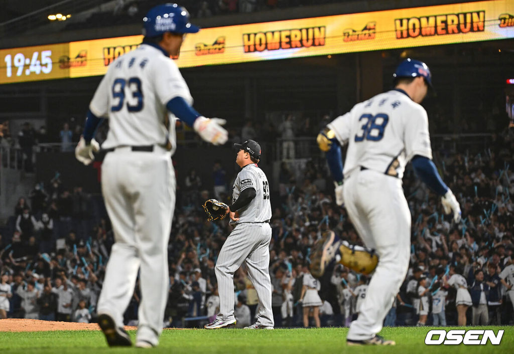 17일 창원 NC파크에서 2024 신한 SOL 뱅크 KBO 리그 NC 다이노스와 한화 이글스의 경기가 열렸다. 2연패에 빠진 NC는 토종 에이스 신민혁이 마운드에 오르고 한화는 전날 3연패를 탈출하며 류현진에 쏠린 부담을 덜었고 류현진은 첫 번째 도전 만에 100승까지 달성할 수 있을지 주목된다.한화 이글스 류현진이 4회말 2사 1,2루 NC 다이노스 김성욱에게 좌중간 넘어가는 역전 3점 홈런을 맞고 아쉬워하고 있다. 2024.04.17 / foto0307@osen.co.kr