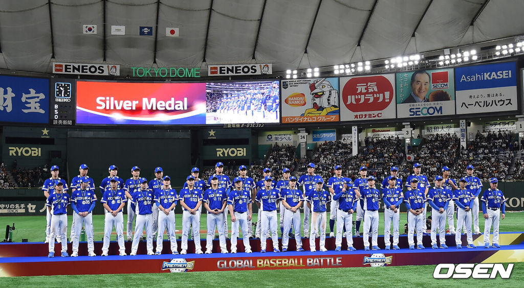 한국은 17일 일본 도쿄돔에서 열린 ‘2019 WBSC 프리미어 12’ 결승전 일본과의 경기에서 3-5로 패했다. 이로써 한국은 대회 2연패에는 실패하며 준우승에 머물렀다.준우승을 거둔 대표팀이 포토타임을 갖고 있다. /youngrae@osen.co.kr
