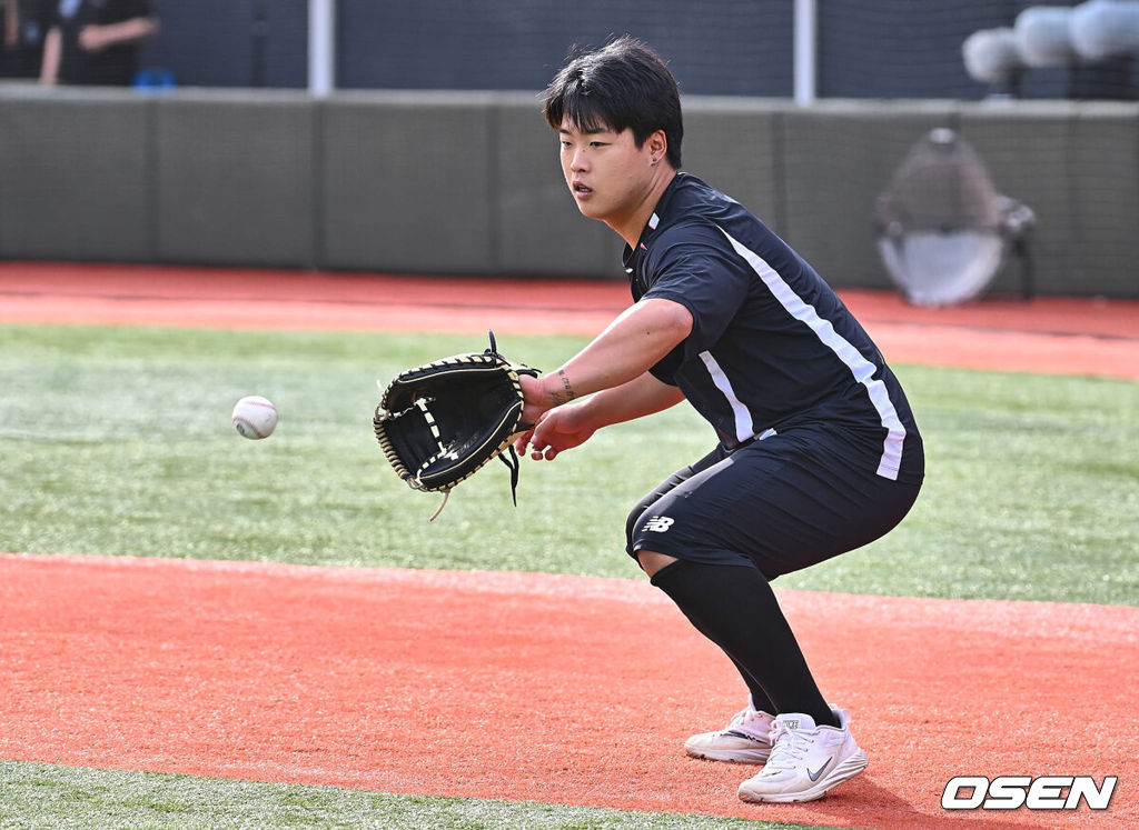 19일 부산 사직구장에서 2024 신한 SOL 뱅크 KBO 리그 롯데 자이언츠와 KT 위즈의 경기가 열렸다. 8연패를 끊고 분위기 쇄신과 함께 홈으로 돌아온 롯데는 반즈를 선발로 내세워 연승을 노리고 시즌 첫 2연승이자 위닝시리즈에 성공한 KT는 원상현을 선발로 내세웠다.KT 위즈 강백호가 포수 훈련을 있다. 2024.04.19 / foto0307@osen.co.kr