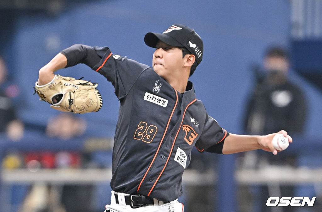 6일 서울 고척스카이돔에서 ‘2024 신한 SOL BANK KBO리그’ 키움 히어로즈와 한화 이글스의 경기가 진행됐다.이날 키움은 헤이수스(1승 1패)를, 한화는 페냐(2승)를 선발투수로 내세웠다.4회말 한화 황준서 투수가 역투하고 있다. 2024.04.06 / soul1014@osen.co.kr