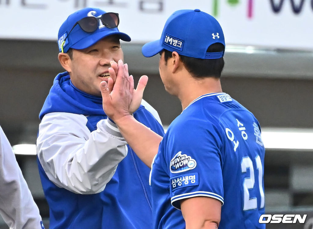 삼성 박진만 감독이 오승환과 기쁨을 나누고 있다. 2024.04.10 / foto0307@osen.co.kr