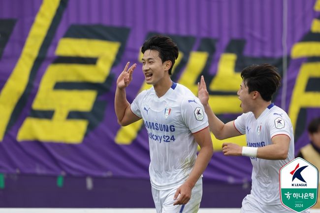 [사진] 과자를 먹은 김현 / 한국프로축구연맹 제공