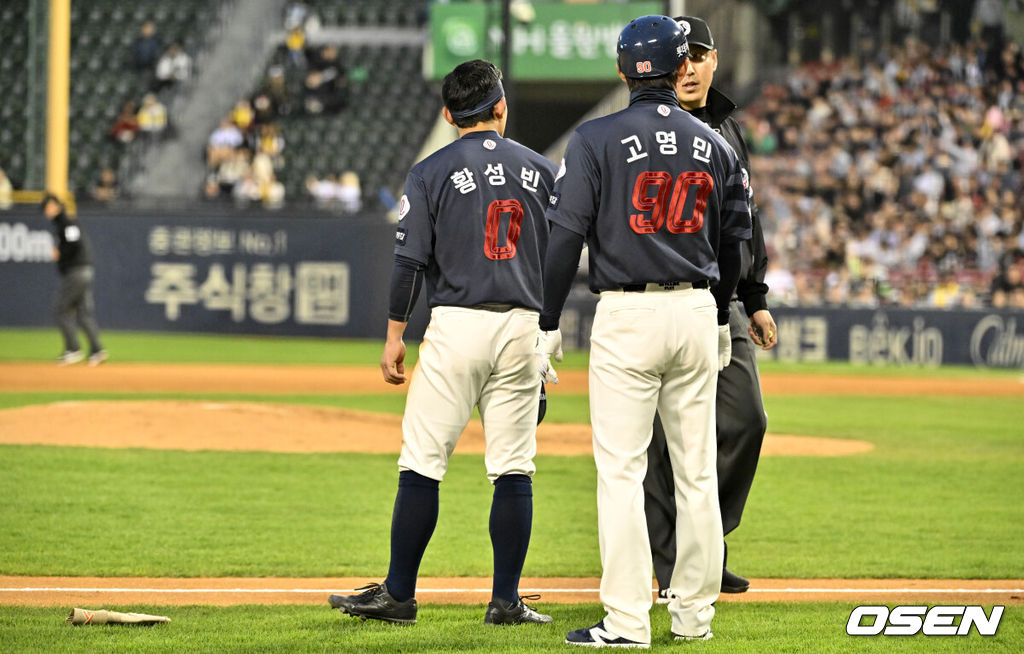 18일 오후 서울 잠실야구장에서 ‘2024 신한 SOL Bank KBO리그’ LG 트윈스와 롯데 자이언츠의 경기가 열렸다.홈팀 LG 선발 투수는 켈리다. 올 시즌 4경기에서 1승 1패 평균자책점 2.88을 기록하고 있다. 원정팀 롯데는 선발 투수 박세웅이 나선다. 올 시즌 4경기에서 1승 2패 평균자책점 6.52를 기록하고 있다3회초 이닝이 끝난 후 공수교대시간에 롯데 황성빈과 LG 켈리의 신경전 속에서 벤치클리어링이 발생했다. 롯데 황성빈이 자신을 향해 소리치는 LG 켈리를 바라보고 있다. 2024.04.18 /cej@osen.co.kr