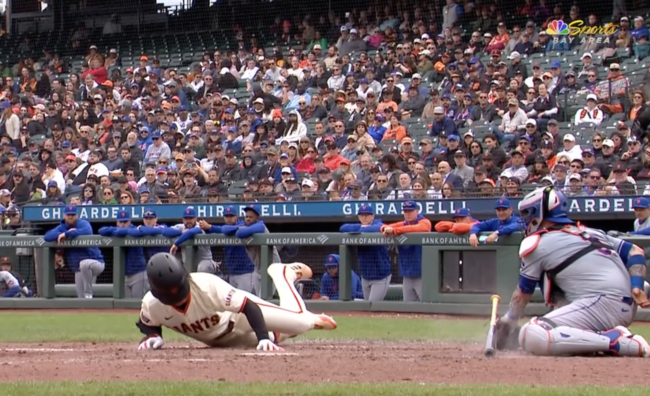 샌프란시스코 이정후가 25일(한국시간) 뉴욕 메츠전에서 8회 아담 오타비노의 7구째 몸쪽 깊은 공을 피한 뒤 앞으로 넘어지고 있다. /MLBTV 캡처