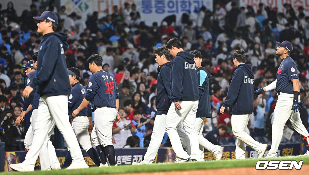 27일 창원 NC파크에서 2024 신한 SOL 뱅크 KBO 리그 NC 다이노스와 롯데 자이언츠의 경기가 열렸다. 롯데는 올시즌 1승 3패를 기록중인 나균안이 선발 출격하고 NC는 1승을 기록중인 김시훈이 출격해 낙동강더비에서 맞대결을 펼쳤다.자이언츠 선수들이 NC 다이노스에 2-0으로 패하고 어두운 표정으로 팬들에게 인사를 하고 있다. 2024.04.27 / foto0307@osen.co.kr