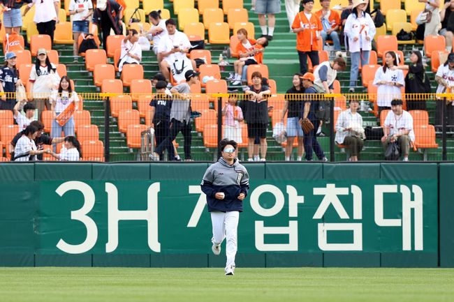 두산 이영하가 김택연의 데뷔 첫 승 기념구를 챙겼다. /두산 베어스 제공