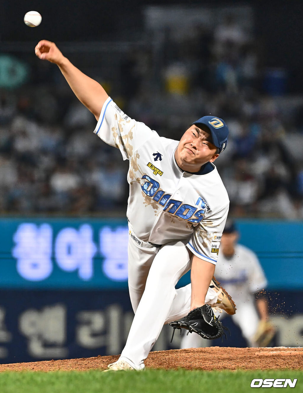 26일 창원 NC파크에서 2024 신한 SOL 뱅크 KBO 리그 NC 다이노스와 롯데 자이언츠의 경기가 열렸다. NC는 올시즌 2승 1패를 기록중인 하트가 선발 출격하고 롯데는 1승 1패를 기록중인 반즈가 출격해 낙동강더비 좌완 맞대결을 펼쳤다.NC 다이노스 한재승이 역투하고 있다. 2024.04.26 / foto0307@osen.co.kr