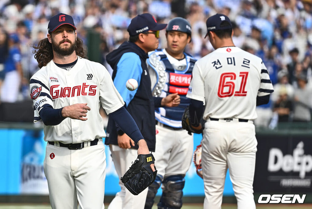 10일 부산 사직구장에서 2024 신한 SOL 뱅크 KBO 리그 롯데 자이언츠와 삼성 라이온즈의 경기가 열렸다. 부상에서 돌아온 김헌곤과 출산휴가를 마친 맥키넌까지 더해진 타선의 힘에 불펜의 안정감을 더한 삼성은 코너를 선발로 내세워 4연승에 도전하고, 롯데는 분위기 반전을 위해 ‘사직 아이돌’ 김민석을 1군으로 불렀고 ‘사직예수’ 윌커슨이 선발로 나섰다.롯데 자이언츠 선발 투수 윌커슨이 6회초 무사 1루 삼성 라이온즈 구자욱에게 우월 2점 홈런을 맞고 교체되고 있다. 2024.04.10 / foto0307@osen.co.kr