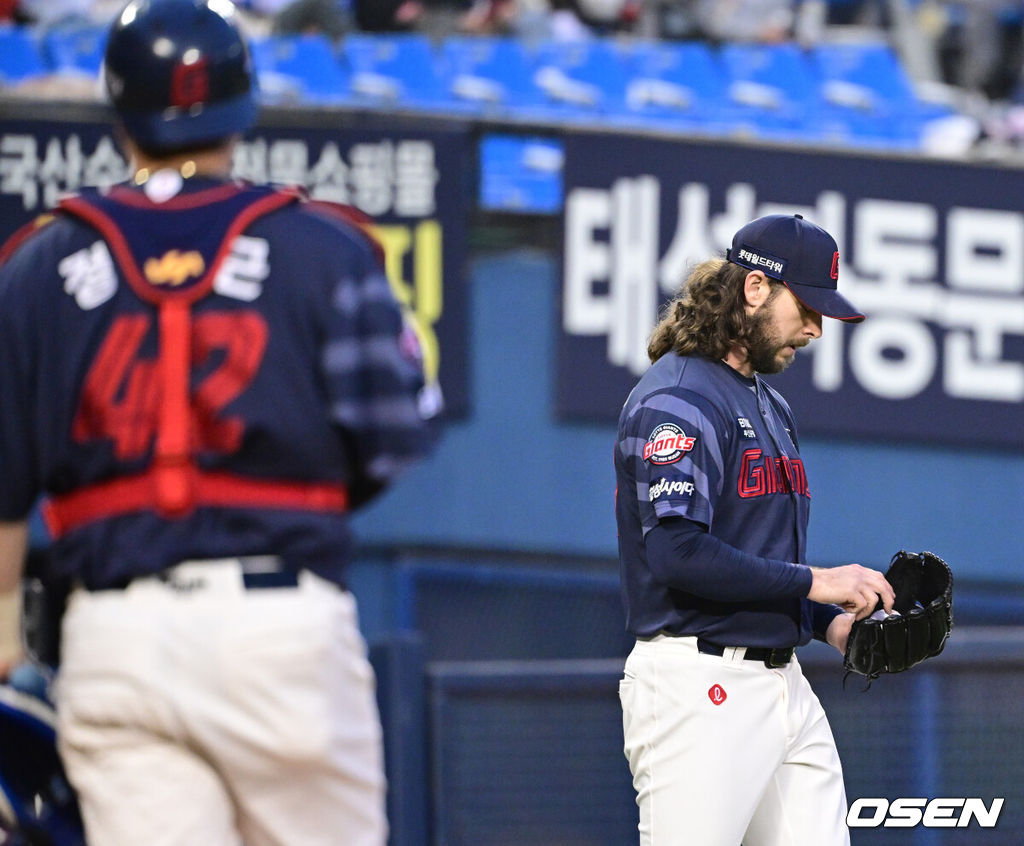 16일 오후 서울 잠실야구장에서 ‘2024 신한 SOL Bank KBO리그’ LG 트윈스와 롯데 자이언츠의 경기가 열렸다.이날 홈팀 LG는 엔스를, 방문팀 롯데는 윌커슨을 선발로 내세웠다.2회말 1사 만루 상황 LG 신민재에게 2타점 적시타를 내준 롯데 선발 윌커슨이 아쉬워하고 있다. 2024.04.16 / dreamer@osen.co.kr