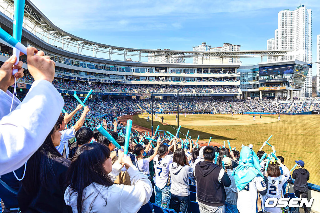 23일 창원 NC파크에서 2024 신한 SOL 뱅크 KBO 리그 NC 다이노스와 두산 베어스의 개막 경기가 열렸다. 창원NC파크에서 열린 NC 다이노스와 두산 베어스의 개막전 경기에 만원 관중이 들어 경기를 관람하고 있다. 2024.03.23 / foto0307@osen.co.kr