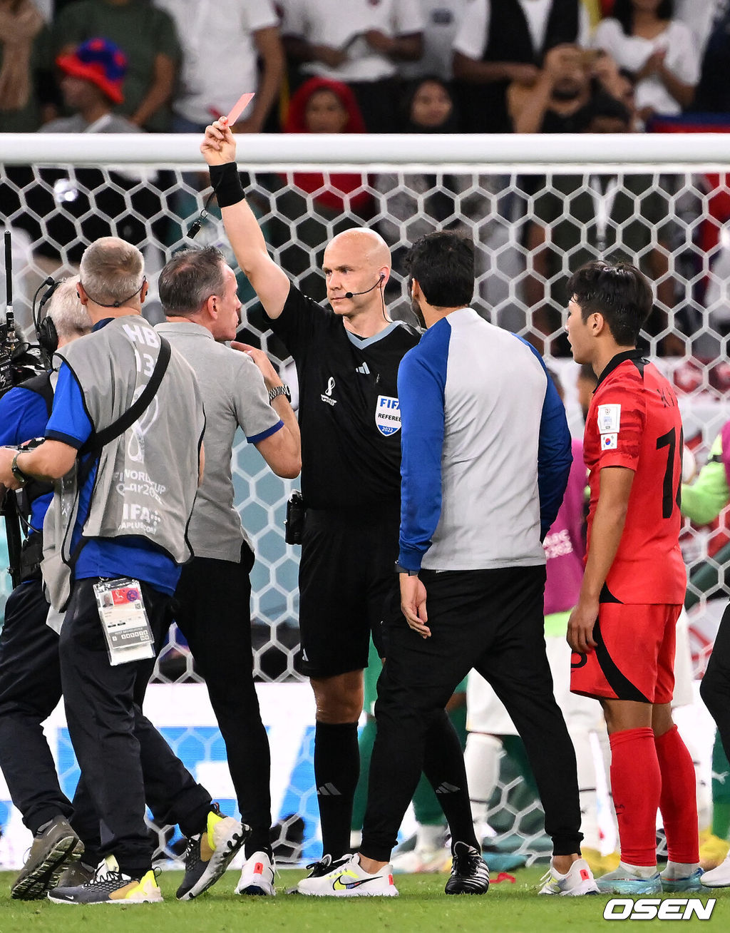 파울루 벤투 감독이 이끄는 축구대표팀은 28일(이하 한국시간) 카타르 알 라이얀의 에듀케이션 시티 스타디움에서 카타르 월드컵 H조 조별리그 2차전 가나와 맞대결을 펼쳐서 난타전 끝에 2-3으로 패했다.앞선 우루과이 상대로 0-0 무승부에 그친 한국은 잡아야 했던 가나 상대로 패배하면서 1무 1패로 조별리그 최하위로 떨어졌다. 한국은 3차전서 포르투갈과 맞붙는다.경기를 마치고 테일러 주심이 대한민국 벤투 감독에게 레드카드 퇴장을 명하고 있다. 2022.11.28  /  soul1014@osen.co.kr