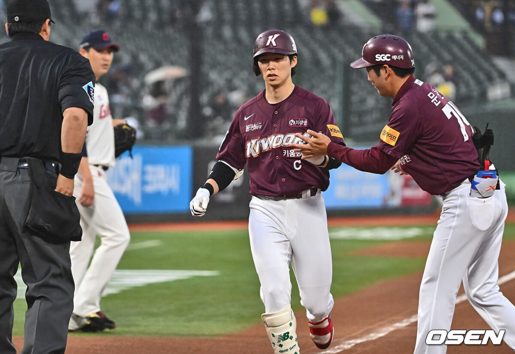 30일 부산 사직구장에서 2024 신한 SOL 뱅크 KBO 리그 롯데 자이언츠와 키움 히어로즈의 경기가 열렸다. 롯데는 NC와의 낙동강더비에서 스윕패를 당하며 유강남을 1군에 복귀시켰고 이인복을 선발로 내세웠다. 7연패 수렁에 빠진 키움은 지난 12일 고척 키움전에서 6이닝 1피안타 10탈삼진 무실점 완벽투를 펼친 헤이수스를 선발로 내세워 연패탈출을 노린다.키움 히어로즈 김혜성이 1회초 무사 1,2루 우월 3점 홈런을 치고 하이파이브를 하고 있다. 2024.04.30 / foto0307@osen.co.kr