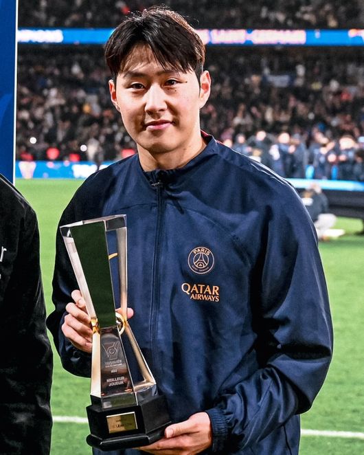 [사진] 이강인이 또 벤치에서 출발할 가능성이 커 보인다. UEFA는 물론이고 프랑스 현지 매체들도 모두 이강인을 예상 선발 명단에서 제외했다. 그는 직전 경기였던 르아브르전에서 후반 추가시간 택배 크로스로 팀을 패배에서 구했지만, 루이스 엔리케 감독의 마음을 사로잡기엔 부족했던 모양이다. PSG는 바르셀로나전과 같은 베스트 11을 꾸릴 것으로 보인다.