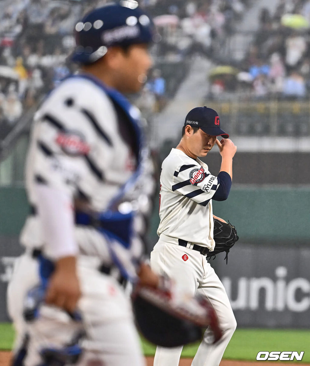 30일 부산 사직구장에서 2024 신한 SOL 뱅크 KBO 리그 롯데 자이언츠와 키움 히어로즈의 경기가 열렸다. 롯데는 NC와의 낙동강더비에서 스윕패를 당하며 유강남을 1군에 복귀시켰고 이인복을 선발로 내세웠다. 7연패 수렁에 빠진 키움은 지난 12일 고척 키움전에서 6이닝 1피안타 10탈삼진 무실점 완벽투를 펼친 헤이수스를 선발로 내세워 연패탈출을 노린다.롯데 자이언츠 선발 투수 이인복이 1회초 5실점하고 아쉬워하고 있다. 2024.04.30 / foto0307@osen.co.kr