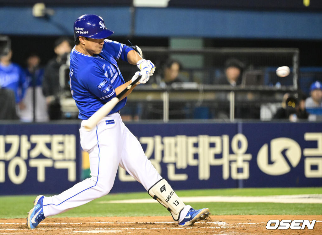 1일 오후 서울 잠실야구장에서 ‘2024 신한 SOL뱅크 KBO리그’ 두산 베어스와 삼성 라이온즈의 경기가 열렸다.이날 홈팀 두산은 브랜든, 원정팀 삼성은 이호성을 선발 투수로 내세운다.7회말 2사 1, 2루 삼성 이성규가 3점 홈런을 날리고 있다. 2024.05.01 / ksl0919@osen.co.kr