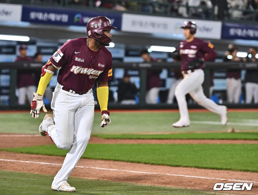 1일 부산 사직구장에서 2024 신한 SOL 뱅크 KBO 리그 롯데 자이언츠와 키움 히어로즈의 경기가 열렸다. 4연패에 빠진 롯데는 안경 에이스 박세웅이 선발로 나와 분위기 반전을 노리고 7연패를 탈출한 키움은 이종민이 선발로 등판했다.키움 히어로즈 도슨이 7회초 무사 1,3루 중견수 오른쪽에 떨어지는 역전 안타를 치고 진루하고 있다. 2024.05.01 / foto0307@osen.co.kr