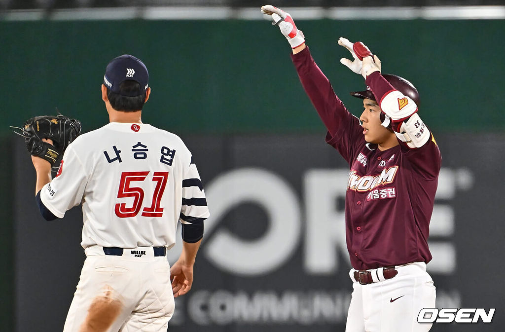 1일 부산 사직구장에서 2024 신한 SOL 뱅크 KBO 리그 롯데 자이언츠와 키움 히어로즈의 경기가 열렸다. 4연패에 빠진 롯데는 안경 에이스 박세웅이 선발로 나와 분위기 반전을 노리고 7연패를 탈출한 키움은 이종민이 선발로 등판했다.키움 히어로즈 김휘집이 7회초 무사 2루 좌중간 가르는 동점 2루타를 치고 세리머니를 하고 있다. 2024.05.01 / foto0307@osen.co.kr