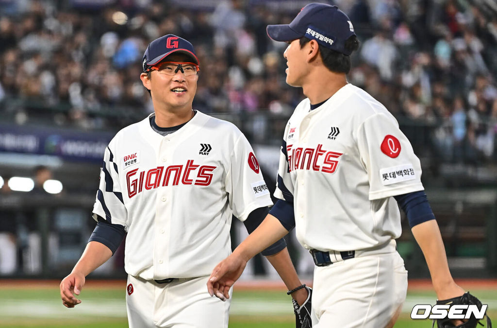 1일 부산 사직구장에서 2024 신한 SOL 뱅크 KBO 리그 롯데 자이언츠와 키움 히어로즈의 경기가 열렸다. 4연패에 빠진 롯데는 안경 에이스 박세웅이 선발로 나와 분위기 반전을 노리고 7연패를 탈출한 키움은 이종민이 선발로 등판했다.롯데 자이언츠 선발 투수 박세웅이 3회초 수비를 무실점으로 마치고 나승엽을 보며 활짝 웃고 있다. 2024.05.01 / foto0307@osen.co.kr