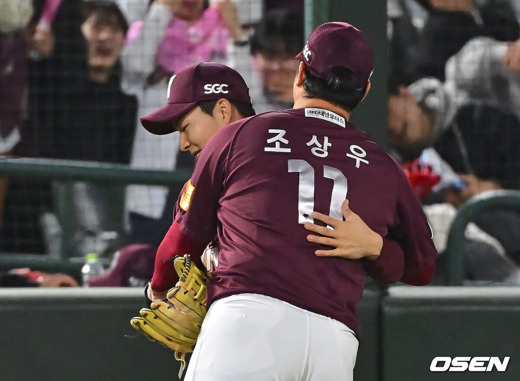 1일 부산 사직구장에서 2024 신한 SOL 뱅크 KBO 리그 롯데 자이언츠와 키움 히어로즈의 경기가 열렸다. 4연패에 빠진 롯데는 안경 에이스 박세웅이 선발로 나와 분위기 반전을 노리고 7연패를 탈출한 키움은 이종민이 선발로 등판했다.키움 히어로즈 조상우가 7회말 2사 1,2루 롯데 자이언츠 레이예스의 안타성 타구를 어렵게 잡은 김휘집과 포옹하고 있다. 2024.05.01 / foto0307@osen.co.kr