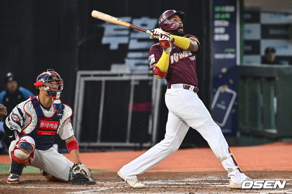 1일 부산 사직구장에서 2024 신한 SOL 뱅크 KBO 리그 롯데 자이언츠와 키움 히어로즈의 경기가 열렸다. 4연패에 빠진 롯데는 안경 에이스 박세웅이 선발로 나와 분위기 반전을 노리고 7연패를 탈출한 키움은 이종민이 선발로 등판했다.키움 히어로즈 도슨이 8회초 2사 3루 우익수 오른쪽 1타점 2루타를 치고 있다. 2024.05.01 / foto0307@osen.co.kr