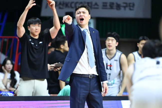 [사진] 송영진 감독 / KBL 제공.