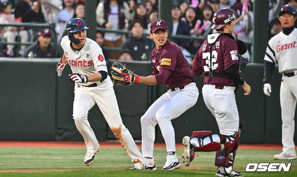 1일 부산 사직구장에서 2024 신한 SOL 뱅크 KBO 리그 롯데 자이언츠와 키움 히어로즈의 경기가 열렸다. 4연패에 빠진 롯데는 안경 에이스 박세웅이 선발로 나와 분위기 반전을 노리고 7연패를 탈출한 키움은 이종민이 선발로 등판했다.롯데 자이언츠 나승엽이 2회말 1사 3루 고승민의 1루 땅볼때 협살에 걸려 아웃당하고 있다. 2024.05.01 / foto0307@osen.co.kr