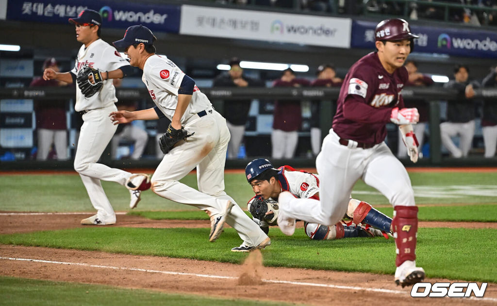 1일 부산 사직구장에서 2024 신한 SOL 뱅크 KBO 리그 롯데 자이언츠와 키움 히어로즈의 경기가 열렸다. 4연패에 빠진 롯데는 안경 에이스 박세웅이 선발로 나와 분위기 반전을 노리고 7연패를 탈출한 키움은 이종민이 선발로 등판했다.롯데 자이언츠 손성빈이 5회초 무사 1,2루 키움 히어로즈 김휘집의 높이 뜬 번트를 놓치고 진루를 허용하고 있다. 2024.05.01 / foto0307@osen.co.kr