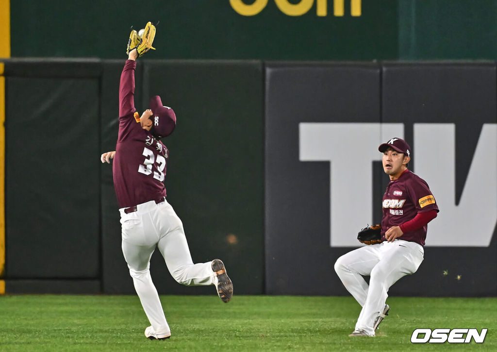 1일 부산 사직구장에서 2024 신한 SOL 뱅크 KBO 리그 롯데 자이언츠와 키움 히어로즈의 경기가 열렸다. 4연패에 빠진 롯데는 안경 에이스 박세웅이 선발로 나와 분위기 반전을 노리고 7연패를 탈출한 키움은 이종민이 선발로 등판했다.키움 히어로즈 김휘집이 7회말 2사 1,2루 롯데 자이언츠 레이예스의 안타성 타구를 어렵게 잡고 있다. 2024.05.01 / foto0307@osen.co.kr