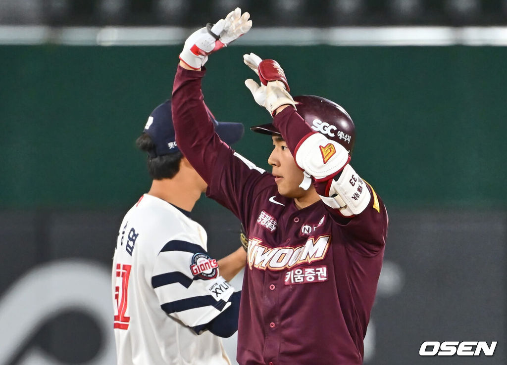 1일 부산 사직구장에서 2024 신한 SOL 뱅크 KBO 리그 롯데 자이언츠와 키움 히어로즈의 경기가 열렸다. 4연패에 빠진 롯데는 안경 에이스 박세웅이 선발로 나와 분위기 반전을 노리고 7연패를 탈출한 키움은 이종민이 선발로 등판했다.키움 히어로즈 김휘집이 8회초 1사 우중간 2루타를 치고 세리머니를 하고 있다. 2024.05.01 / foto0307@osen.co.kr