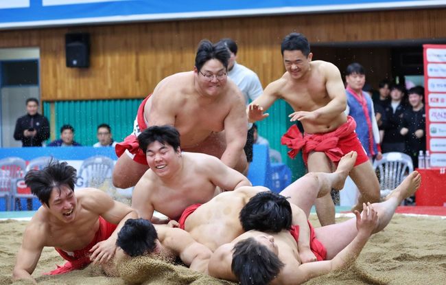 전주대가 ‘제25회 증평인삼배전국장사씨름대회’에서 대학부 단체전 우승을 차지했다. / 대한씨름협회