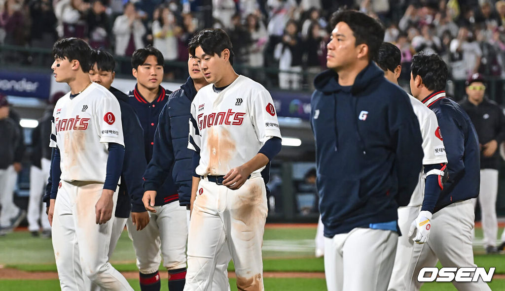 1일 부산 사직구장에서 2024 신한 SOL 뱅크 KBO 리그 롯데 자이언츠와 키움 히어로즈의 경기가 열렸다. 4연패에 빠진 롯데는 안경 에이스 박세웅이 선발로 나와 분위기 반전을 노리고 7연패를 탈출한 키움은 이종민이 선발로 등판했다.롯데 자이언츠 선수들이 키움 히어로즈에 3-6으로 2연패하고 아쉬워하고 있다. 2024.05.01 / foto0307@osen.co.kr