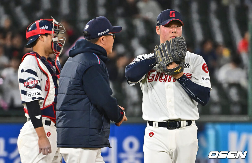 1일 부산 사직구장에서 2024 신한 SOL 뱅크 KBO 리그 롯데 자이언츠와 키움 히어로즈의 경기가 열렸다. 4연패에 빠진 롯데는 안경 에이스 박세웅이 선발로 나와 분위기 반전을 노리고 7연패를 탈출한 키움은 이종민이 선발로 등판했다.롯데 자이언츠 전미르가 7회초 무사 1,3루 키움 히어로즈 도슨에게 중견수 오른쪽에 떨어지는 역전 안타를 맞고 교체되고 있다. 2024.05.01 / foto0307@osen.co.kr