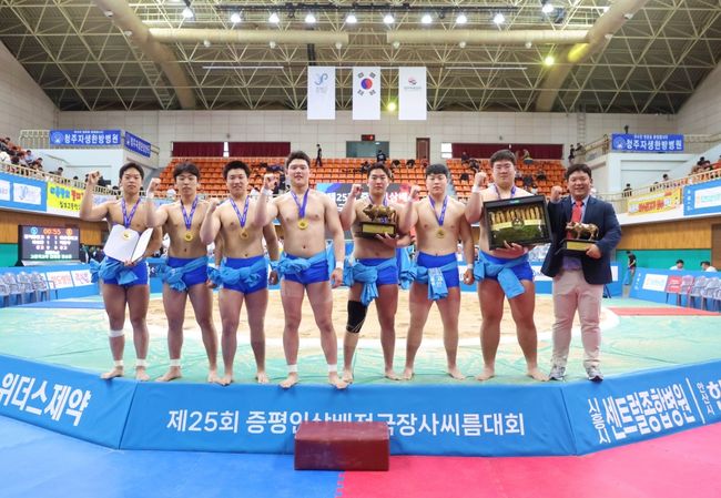 현일고등학교가 ‘제25회 증평인삼배전국장사씨름대회’에서 고등부 단체전 우승을 차지, 올 시즌 2관왕을 달성했다. / 대한씨름협회