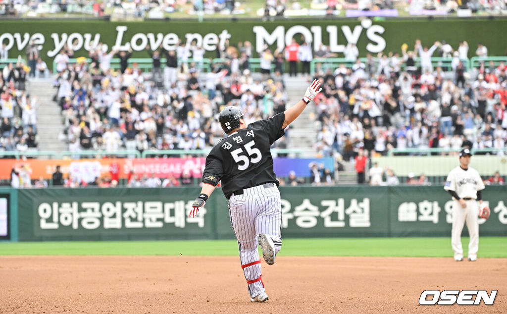 ‘2024 신한 SOL BANK KBO리그’ SSG 랜더스와 LG 트윈스의 더블헤더 1차전 경기가 진행됐다. 7회초 2사 만루 LG 김범석이 역전 만루홈런을 날린뒤 베이스를 돌고 있다.  2024.04.21 / soul1014@osen.co.kr