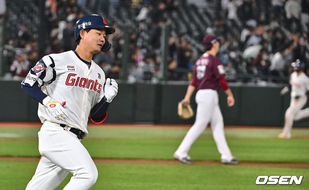 2일 부산 사직구장에서 2024 신한 SOL 뱅크 KBO 리그 롯데 자이언츠와 키움 히어로즈의 경기가 열렸다. 5연패에 빠진 롯데는 다시 한 번 새로운 라인업과 반즈를 선발로 연패 탈출을 노리고 키움은 스윕을 노리며 김인범을 선발로 내세웠다.롯데 자이언츠 손호영이 5회말 2사 1,2루 역전 좌월 3점 홈런을 치고 그라운드를 돌고 있다. 2024.05.02 / foto0307@osen.co.kr