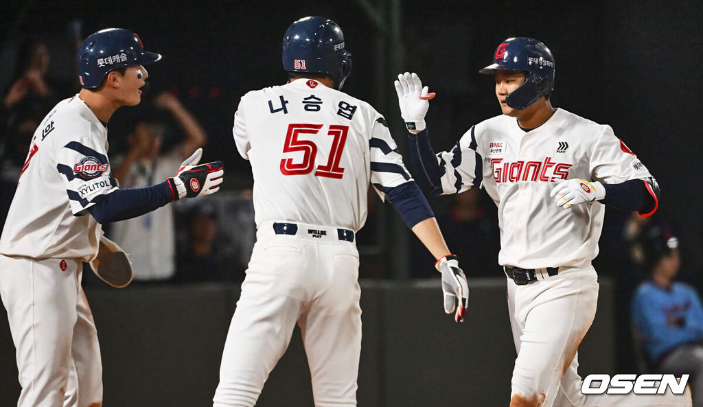 2일 부산 사직구장에서 2024 신한 SOL 뱅크 KBO 리그 롯데 자이언츠와 키움 히어로즈의 경기가 열렸다. 5연패에 빠진 롯데는 다시 한 번 새로운 라인업과 반즈를 선발로 연패 탈출을 노리고 키움은 스윕을 노리며 김인범을 선발로 내세웠다.롯데 자이언츠 손호영이 5회말 2사 1,2루 역전 좌월 3점 홈런을 치고 하이파이브를 하고 있다. 2024.05.02 / foto0307@osen.co.kr