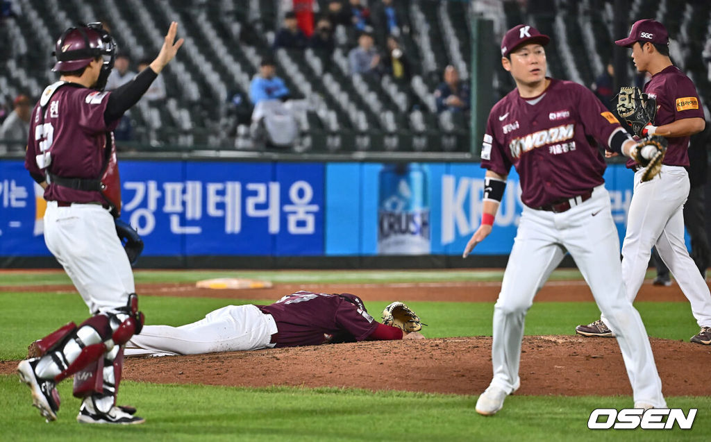 2일 부산 사직구장에서 2024 신한 SOL 뱅크 KBO 리그 롯데 자이언츠와 키움 히어로즈의 경기가 열렸다. 5연패에 빠진 롯데는 다시 한 번 새로운 라인업과 반즈를 선발로 연패 탈출을 노리고 키움은 스윕을 노리며 김인범을 선발로 내세웠다.키움 히어로즈 김인범이 6회말 1사 롯데 자이언츠 박승욱의 강습 타구를 맞고 쓰러져 있다. 2024.05.02 / foto0307@osen.co.kr