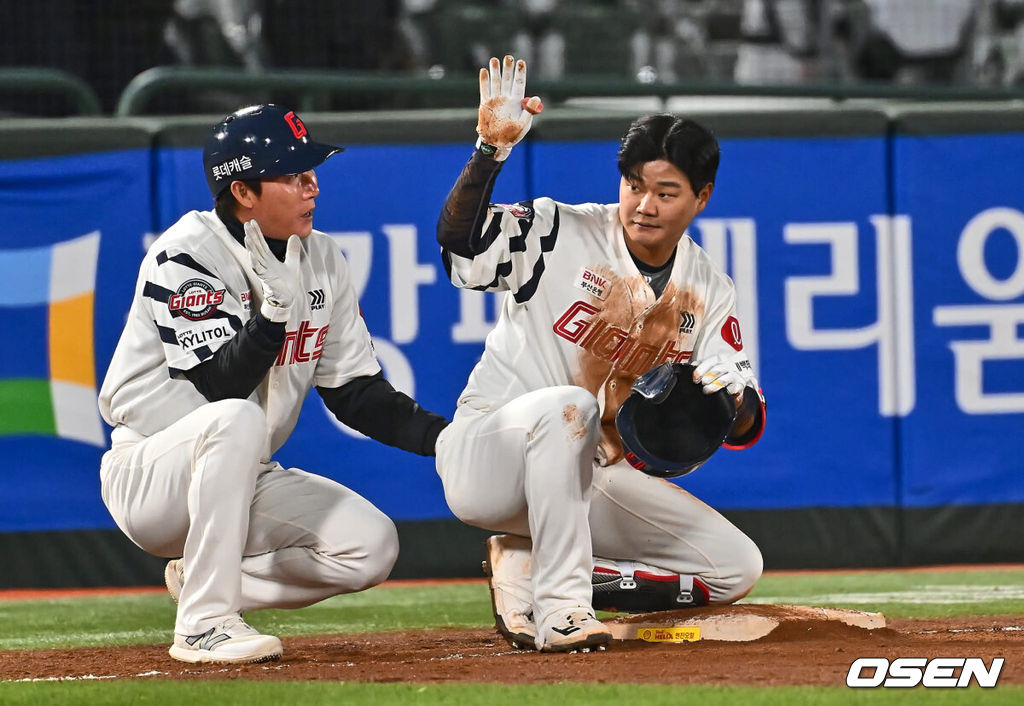 2일 부산 사직구장에서 2024 신한 SOL 뱅크 KBO 리그 롯데 자이언츠와 키움 히어로즈의 경기가 열렸다. 5연패에 빠진 롯데는 다시 한 번 새로운 라인업과 반즈를 선발로 연패 탈출을 노리고 키움은 스윕을 노리며 김인범을 선발로 내세웠다.롯데 자이언츠 손호영이 8회말 무사 중견수 뒤에 떨어지는 3루타를 치고 손을 들어 보이고 있다. 2024.05.02 / foto0307@osen.co.kr