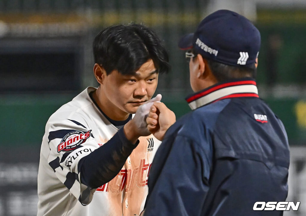 2일 부산 사직구장에서 2024 신한 SOL 뱅크 KBO 리그 롯데 자이언츠와 키움 히어로즈의 경기가 열렸다. 5연패에 빠진 롯데는 다시 한 번 새로운 라인업과 반즈를 선발로 연패 탈출을 노리고 키움은 스윕을 노리며 김인범을 선발로 내세웠다.롯데 자이언츠 손호영이 키움 히어로즈에 6-5 짜릿한 1점차 역전승을 올리고 김태형 감독과 하이파이브를 하고 있다. 2024.05.02 / foto0307@osen.co.kr