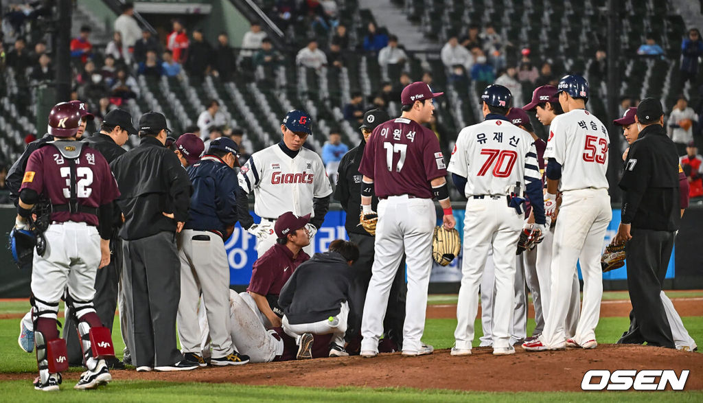 2일 부산 사직구장에서 2024 신한 SOL 뱅크 KBO 리그 롯데 자이언츠와 키움 히어로즈의 경기가 열렸다. 5연패에 빠진 롯데는 다시 한 번 새로운 라인업과 반즈를 선발로 연패 탈출을 노리고 키움은 스윕을 노리며 김인범을 선발로 내세웠다.키움 히어로즈 김인범이 6회말 1사 롯데 자이언츠 박승욱의 강습 타구를 맞고 쓰러져 양팀 선수들이 모두 걱정스러운 눈빛으로 상태를 확인하고 있다. 2024.05.02 / foto0307@osen.co.kr