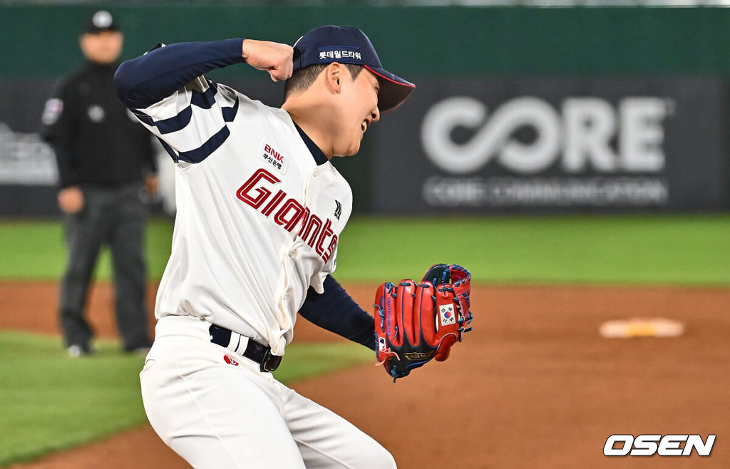 2일 부산 사직구장에서 2024 신한 SOL 뱅크 KBO 리그 롯데 자이언츠와 키움 히어로즈의 경기가 열렸다. 5연패에 빠진 롯데는 다시 한 번 새로운 라인업과 반즈를 선발로 연패 탈출을 노리고 키움은 스윕을 노리며 김인범을 선발로 내세웠다.롯데 자이언츠 최준용이 8회초 2사 1,2루 키움 히어로즈 이용규를 1루 땅볼로 잡고 환호하고 있다. 2024.05.02 / foto0307@osen.co.kr