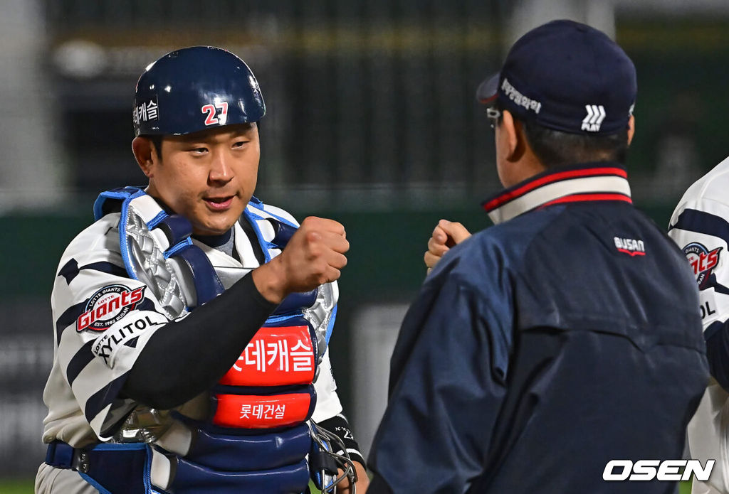 2일 부산 사직구장에서 2024 신한 SOL 뱅크 KBO 리그 롯데 자이언츠와 키움 히어로즈의 경기가 열렸다. 5연패에 빠진 롯데는 다시 한 번 새로운 라인업과 반즈를 선발로 연패 탈출을 노리고 키움은 스윕을 노리며 김인범을 선발로 내세웠다.롯데 자이언츠 유강남이 키움 히어로즈에 6-5 짜릿한 1점차 역전승을 올리고 김태형 감독과 하이파이브를 하고 있다. 2024.05.02 / foto0307@osen.co.kr