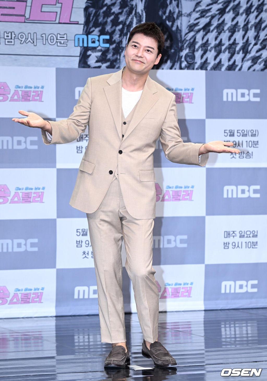 3일 오후 서울 마포구 상암 MBC 골든마우스홀에서 MBC 예능 프로그램 ‘송스틸러’ 제작발표회가 열렸다.‘송스틸러’는 갖고 싶은 남의 곡을 대놓고 훔칠 수 있는 기회를 제공하는 신개념 음악 프로그램이다.‘송스틸러’는 오는 5월 5일 일요일 밤 9시 10분에 첫 방송된다.방송인 전현무가 포즈를 취하고 있다. 2024.05.02 /sunday@osen.co.kr