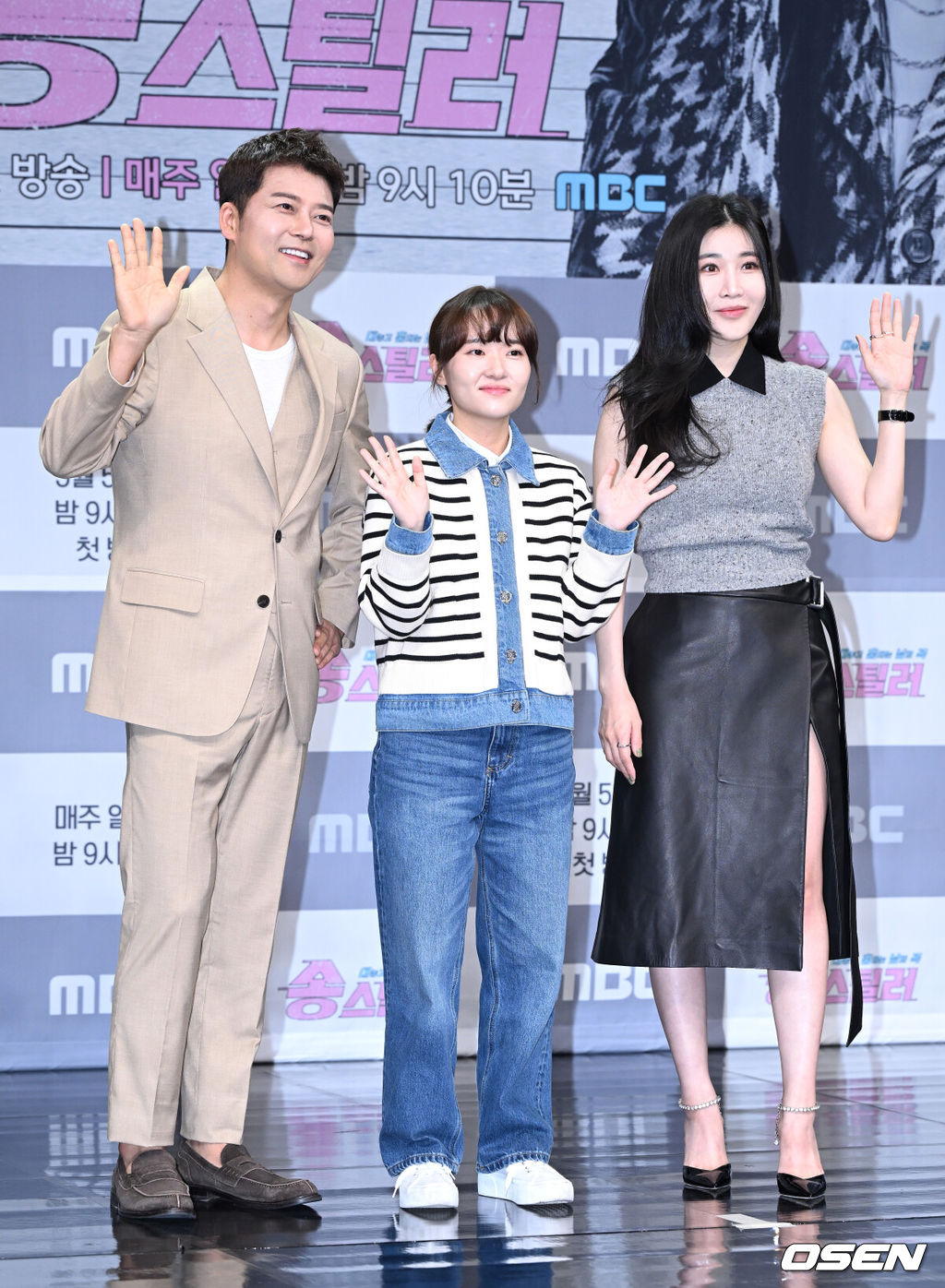 3일 오후 서울 마포구 상암 MBC 골든마우스홀에서 MBC 예능 프로그램 ‘송스틸러’ 제작발표회가 열렸다.‘송스틸러’는 갖고 싶은 남의 곡을 대놓고 훔칠 수 있는 기회를 제공하는 신개념 음악 프로그램이다.‘송스틸러’는 오는 5월 5일 일요일 밤 9시 10분에 첫 방송된다.전현무, 장하린 PD, 이해리가 포즈를 취하고 있다. 2024.05.02 /sunday@osen.co.kr