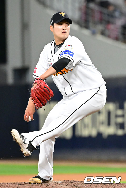3일 오후 광주-KIA 챔피언스필드에서 ‘2024 신한 SOL Bank KBO리그’ KIA 타이거즈와 한화 이글스의 경기가 열렸다.이날 홈팀 KIA는 황동하를, 방문팀 한화는 리카르도 산체스를 선발로 내세운다.8회초 마운드에 오른 KIA 투수 김도현이 힘차게 공을 뿌리고 있다. 2024.05.03 / dreamer@osen.co.kr