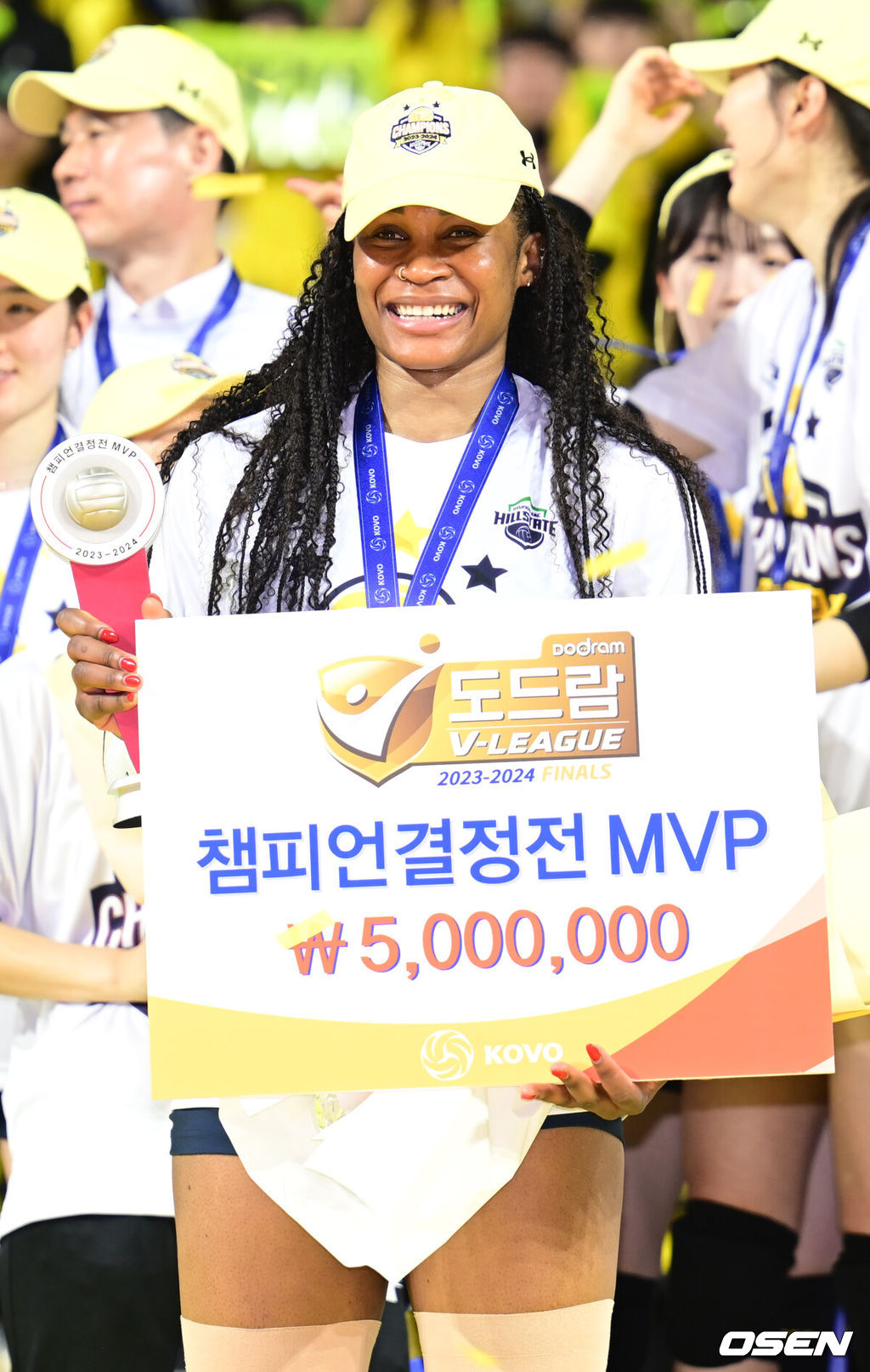 현대건설 모마가 MVP를 수상한 뒤 기념촬영을 하고 있다. 2024.04.01 / ksl0919@osen.co.kr