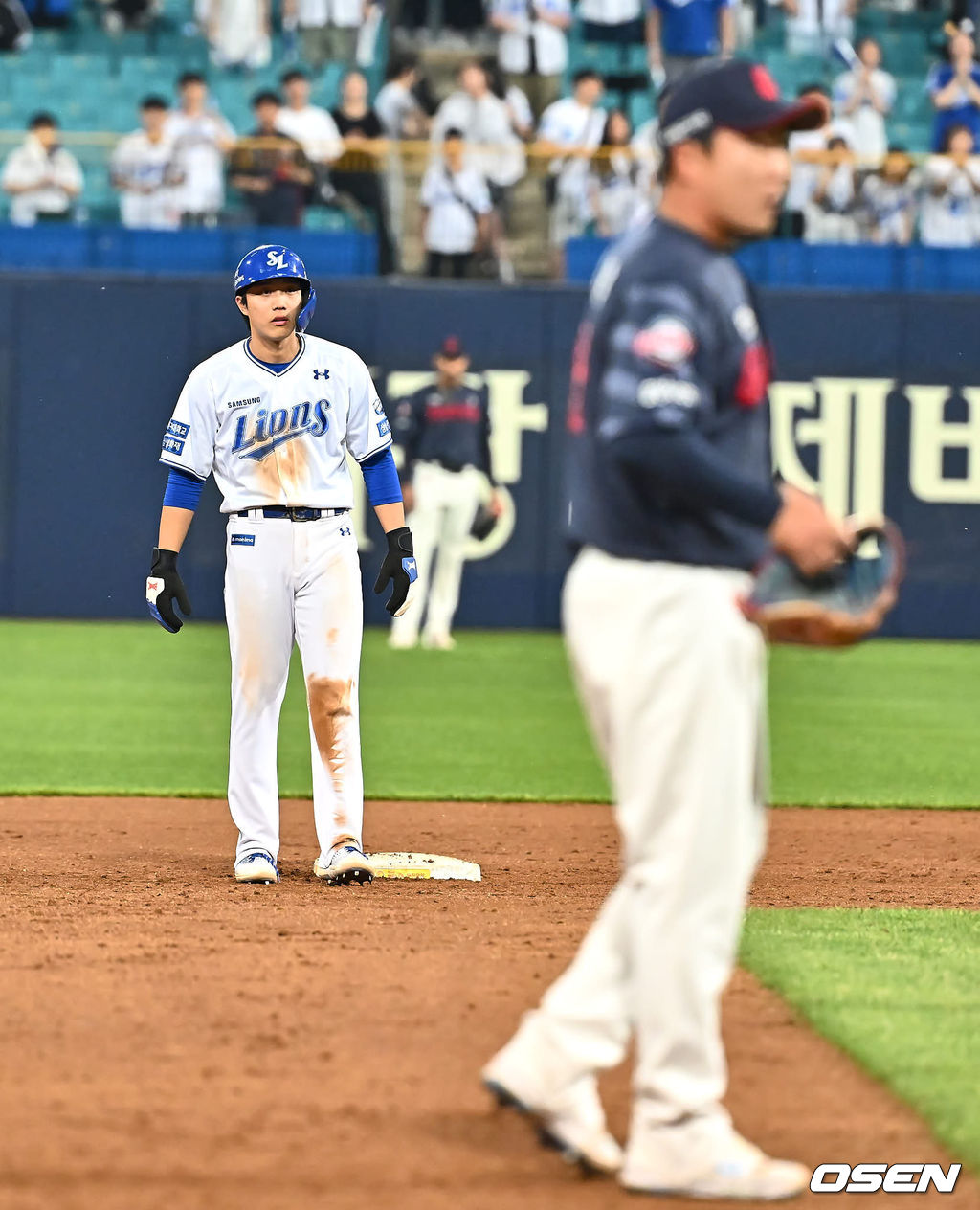 삼성 라이온즈 이재현이 불필요한 행동을 보며 사인 훔치기 아니냐는 롯데 자이언츠 정훈의 어필에 어리둥절 하고 있다.